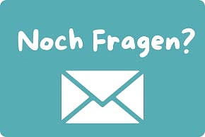 Als Grafik ein geschlossener Briefumschlag wo oben drüber steht: Noch Fragen?
